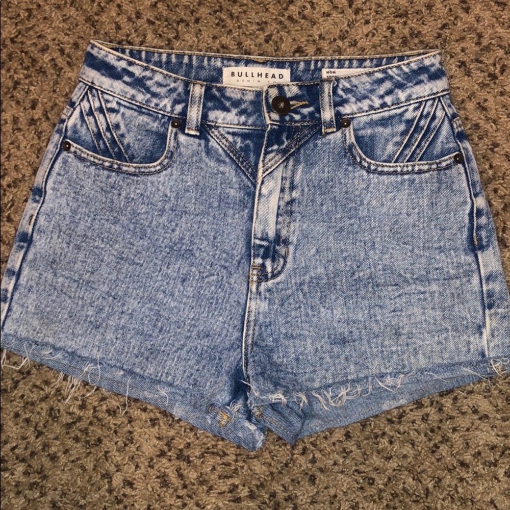 Acid wash jean mom shorts size 3. Bullhead brand.